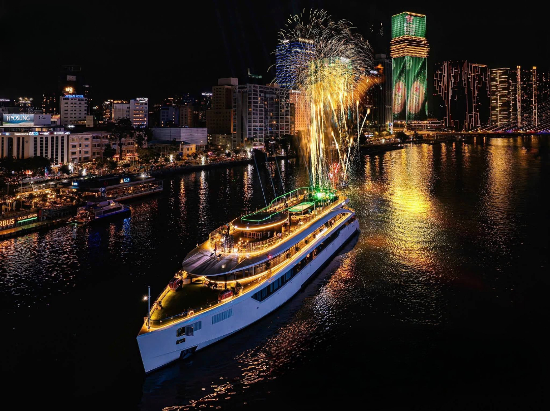 Du thuyền trên sông Sài Gòn