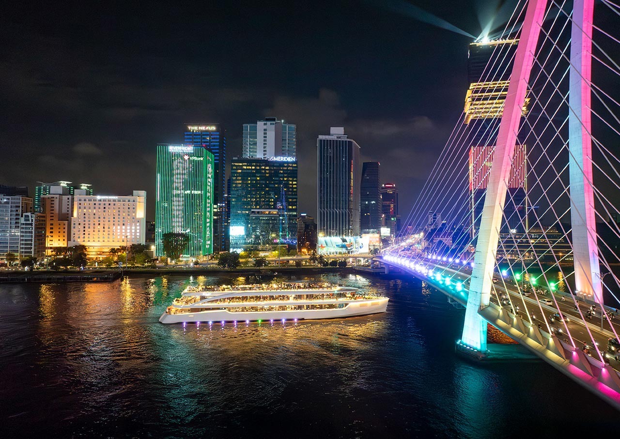 Du thuyền trên sông Sài Gòn