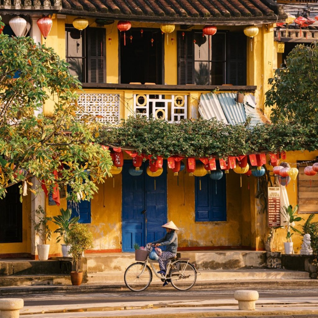 Hội An phố cổ đèn lồng rực rỡ — điểm đến thân thiện nhất Việt Nam 2026 theo Booking.com - nguồn từ iVIVU
