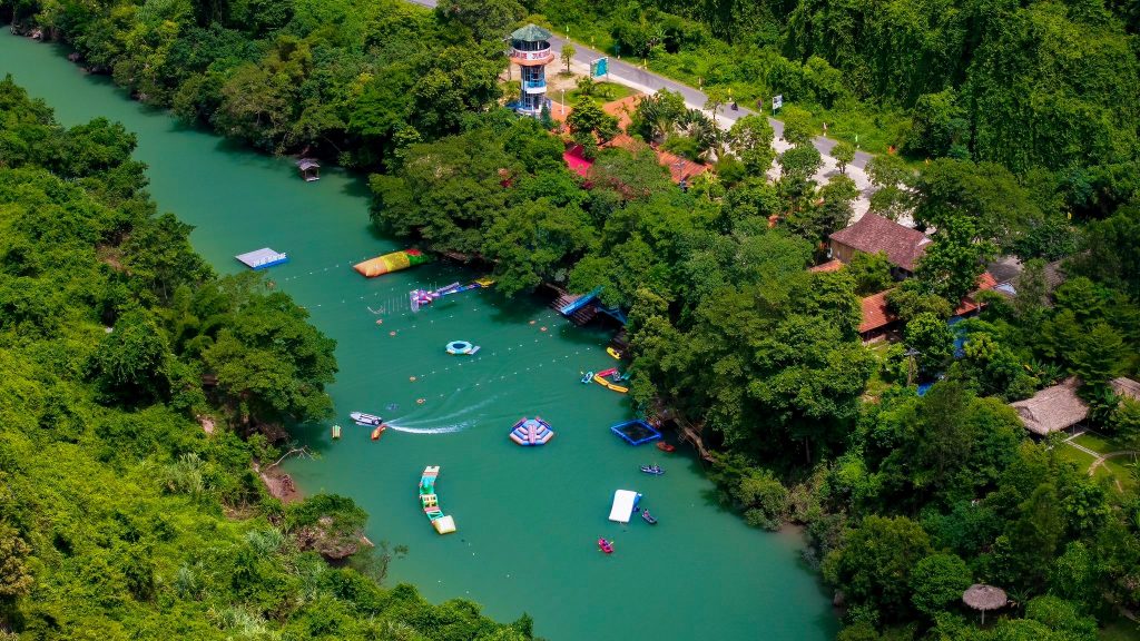 Cảnh sắc Phong Nha nhìn từ trên cao — điểm đến thân thiện hạng 7 trong Top 10 Việt Nam 2026 - nguồn từ iVIVU