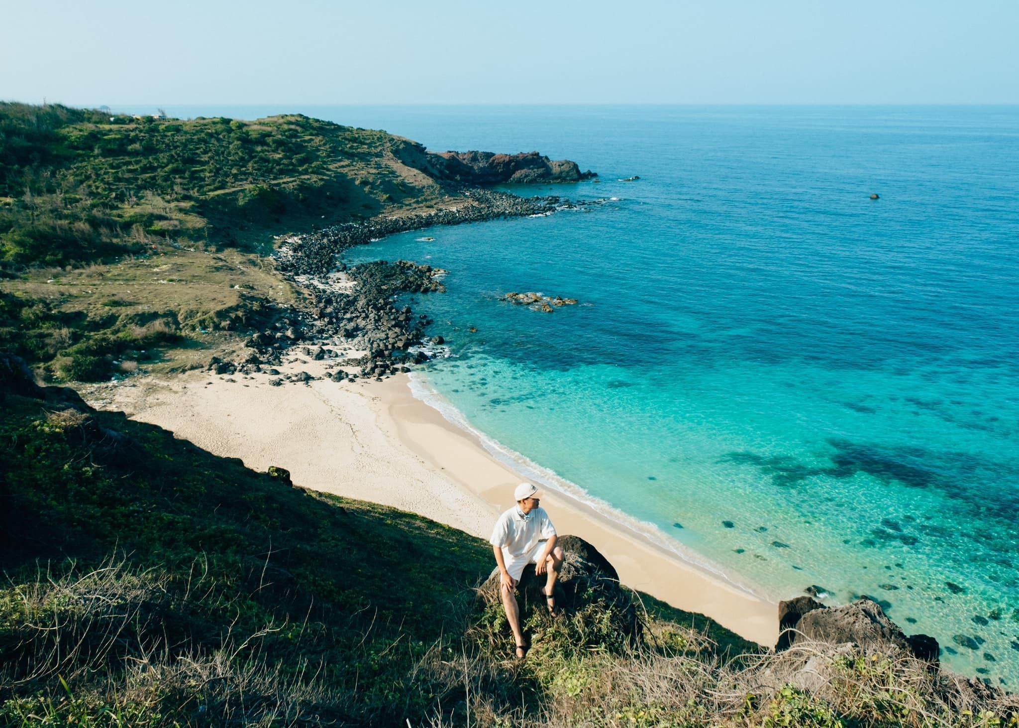 Biển xanh trong vắt tại đảo Phú Quý (Cù Lao Thu) Bình Thuận — Top 3 điểm đến thân thiện Việt Nam 2026 - nguồn từ iVIVU