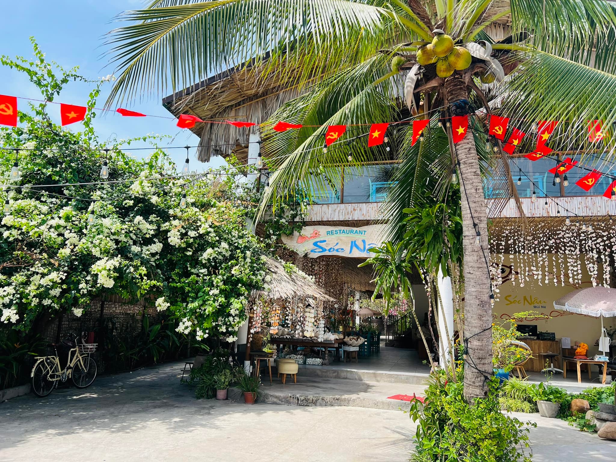 Bên ngoài nhà hàng Sóc Nâu Mũi Né