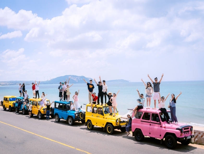 Du khách check-in với xe Jeep tại Mũi Né