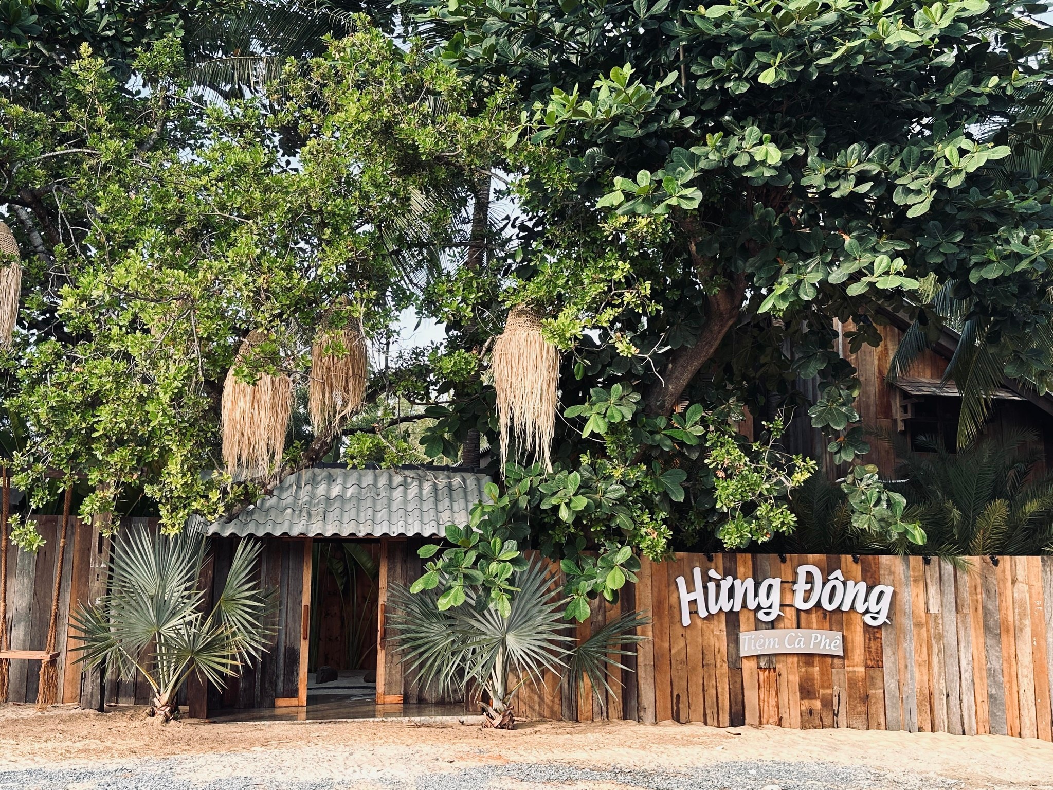 Tiệm cà phê Hừng Đông