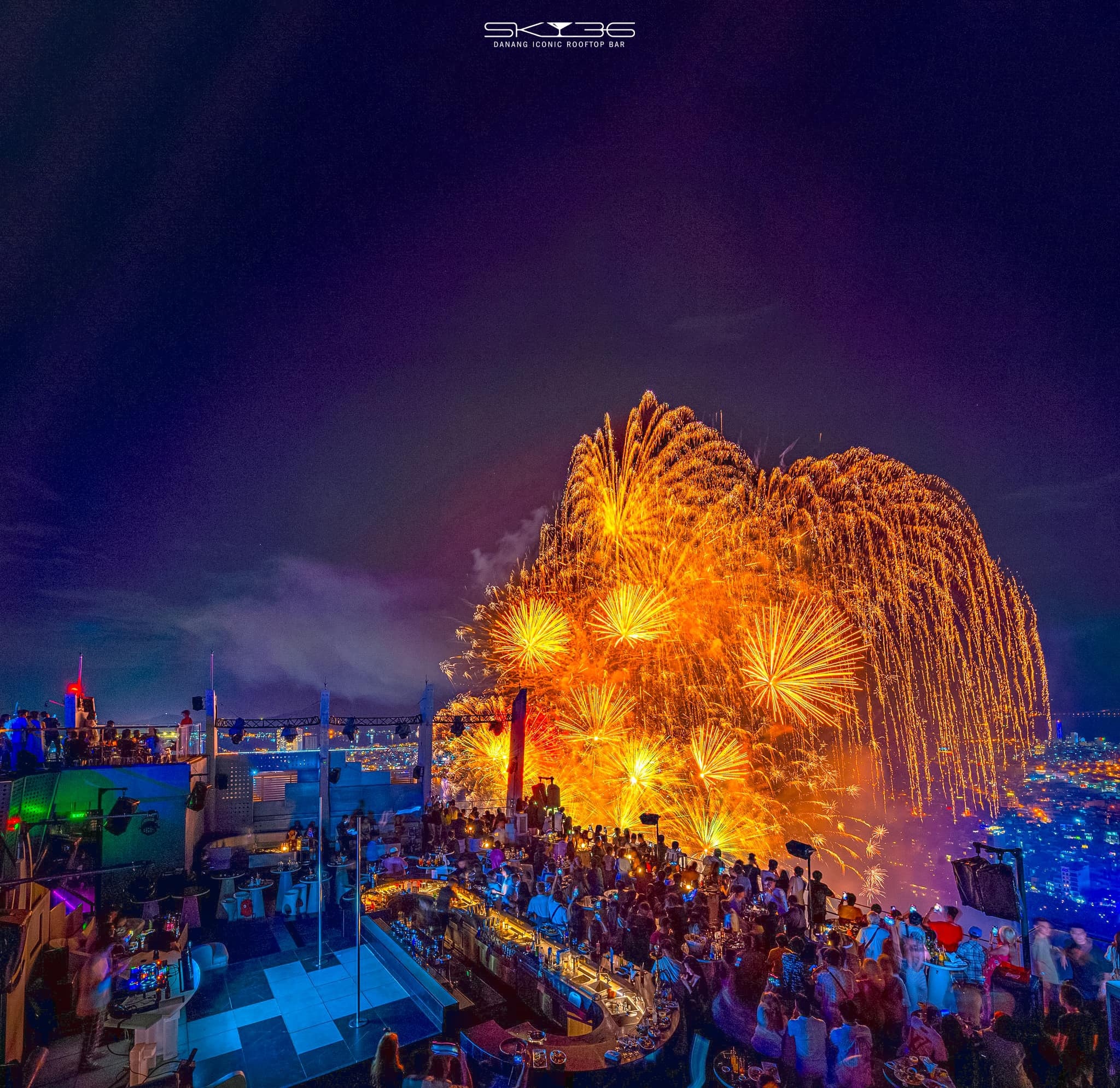 Khung cảnh pháo hoa rực rỡ từ SkyBar ở Đà Nẵng