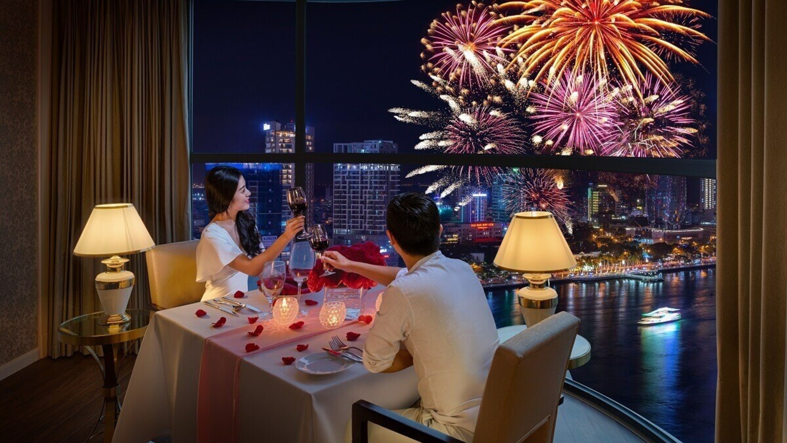 Ngắm pháo hoa sông Hàn từ khách sạn