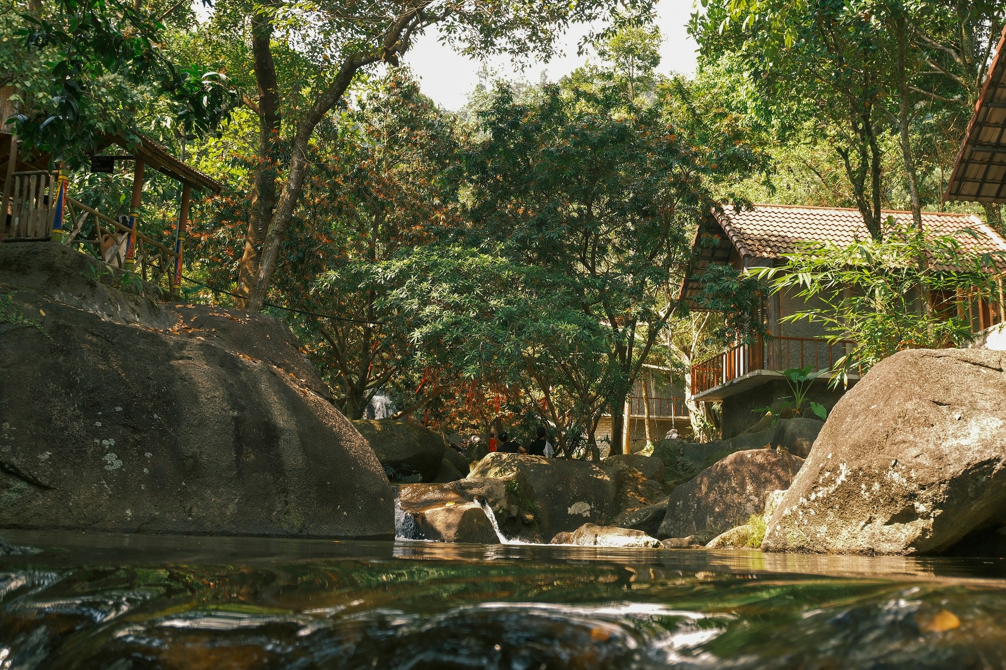 Tắm suối đầu nguồn tại Toom Sara