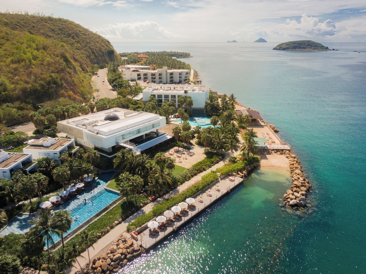 Resort nằm bên vịnh biển trong xanh