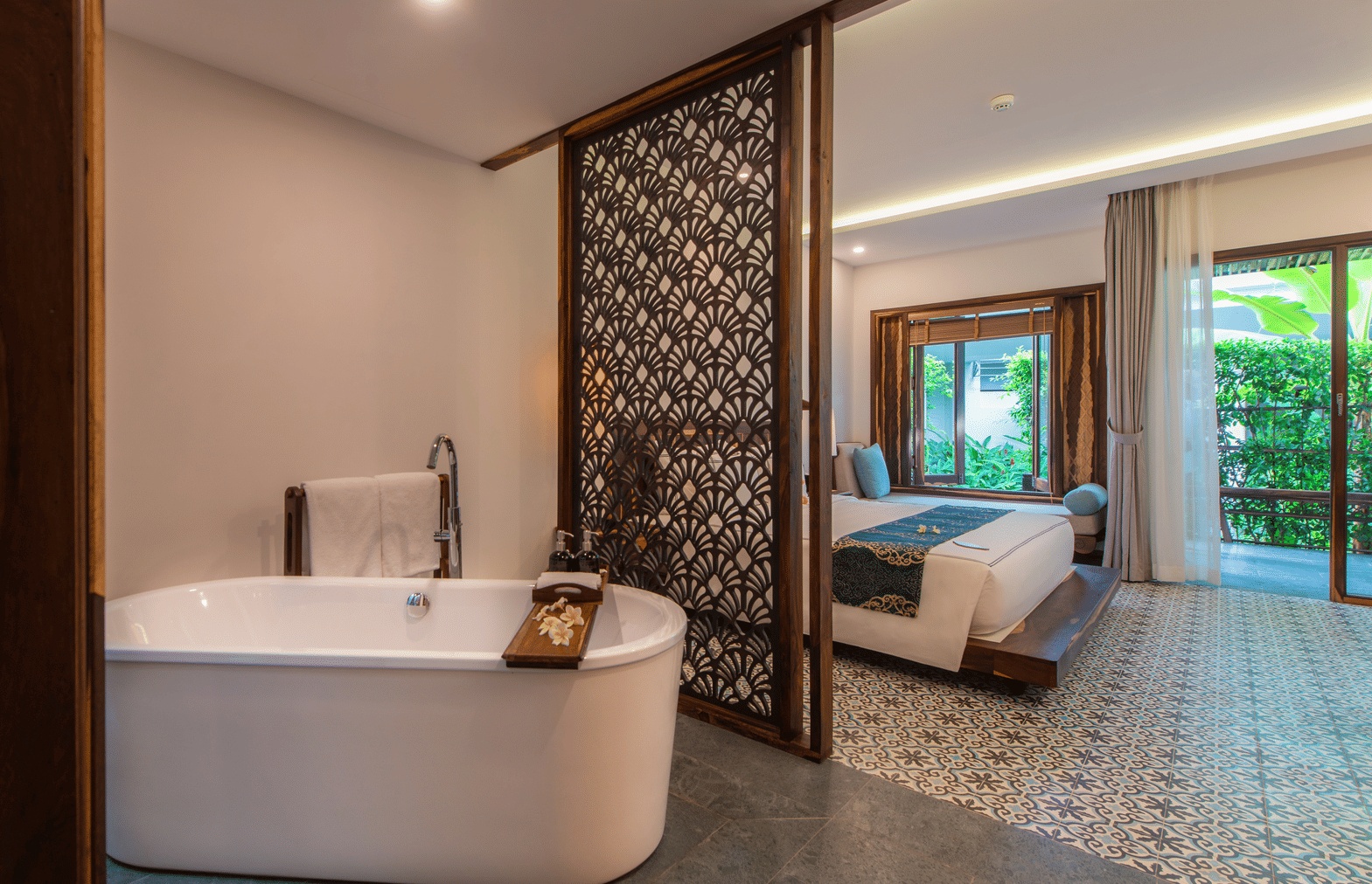 Bungalow Garden View nằm giữa khung cảnh cây cối xanh tươi
