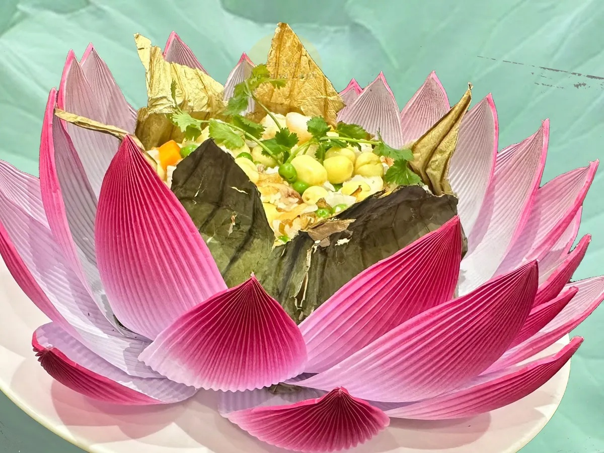 Cơm hấp lá sen