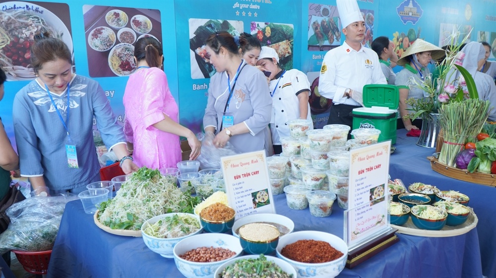 Quy tụ 56 gian hàng với những món chay phong phú