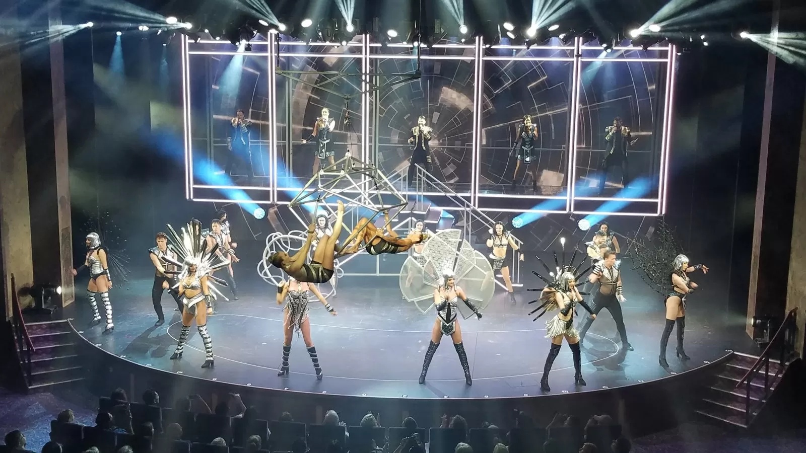 Một show diễn tại nhà hát Royal Theater