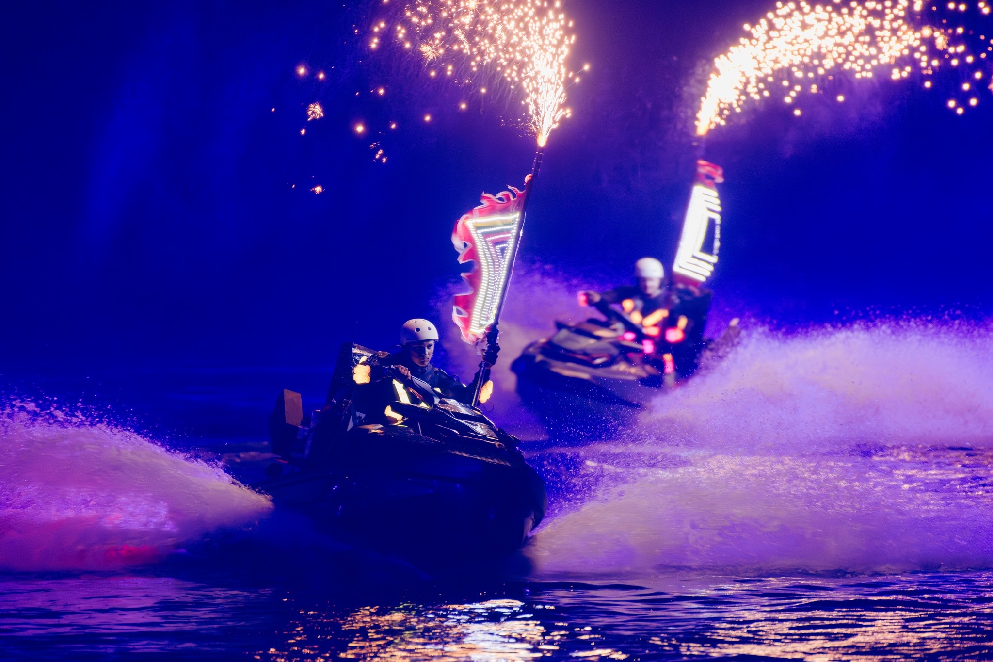 Đội hình Jetski lướt sóng điệu nghệ trên mặt nước