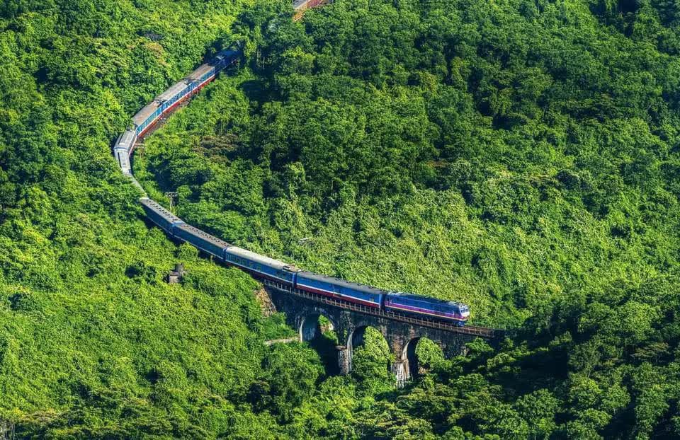 Tuyến tàu qua khu vực đèo Hải Vân