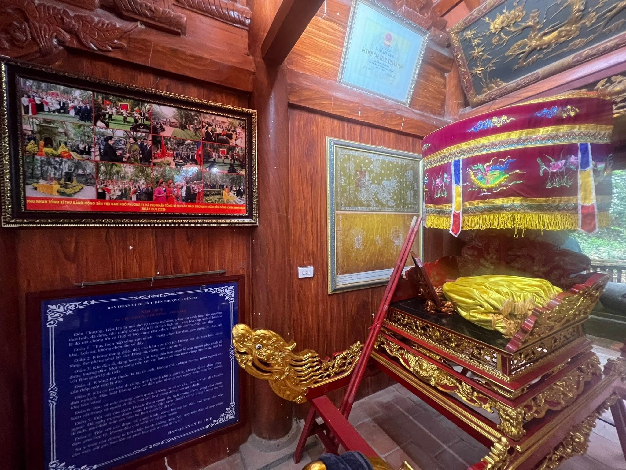 Đền còn lưu giữ nhiều hiện vật, các bản sắc phong, đồ thờ từ thời Nguyễn