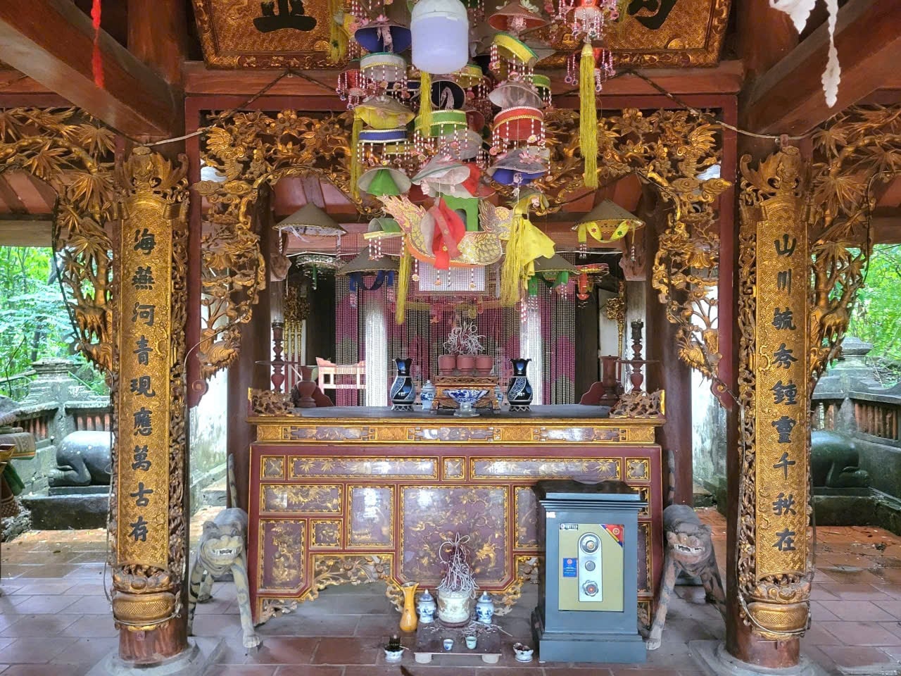 Bên trong đền thờ
