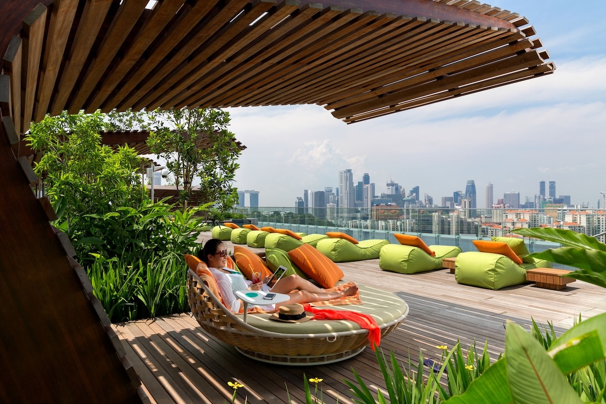 Hồ bơi vô cực trên tầng thượng giữa khu Orchard Road sôi động.