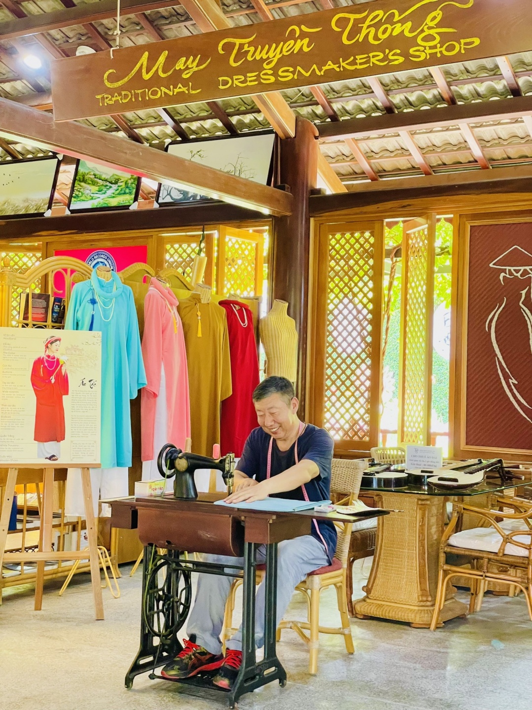Du khách trải nghiệm nghề may