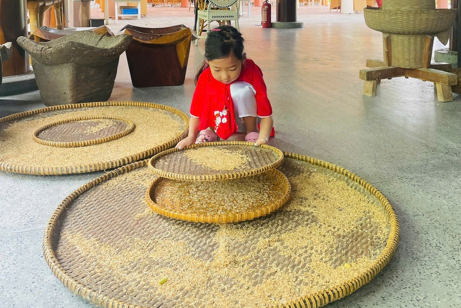 sàng gạo ở làng nghề