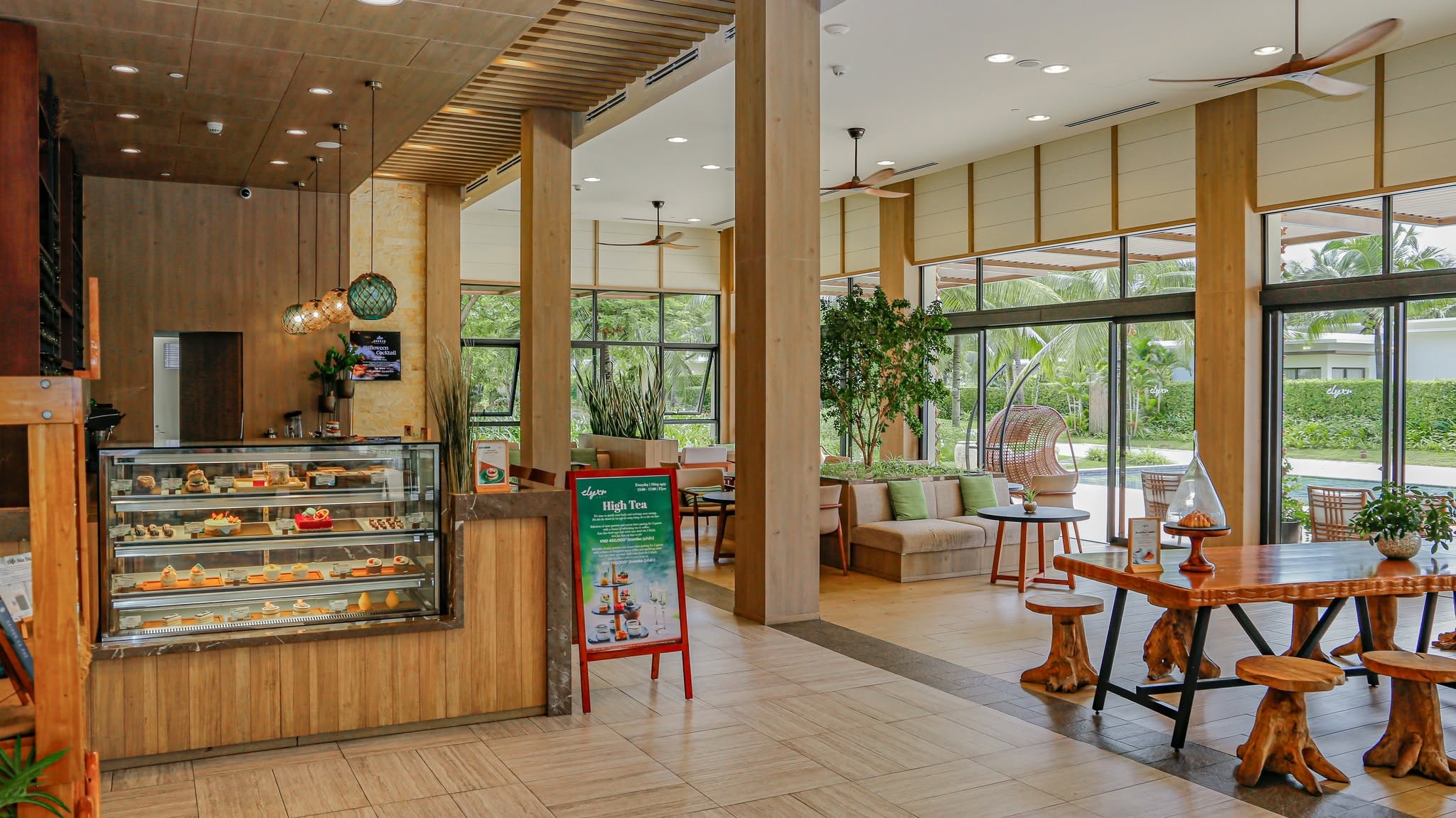 Elyxr Café.