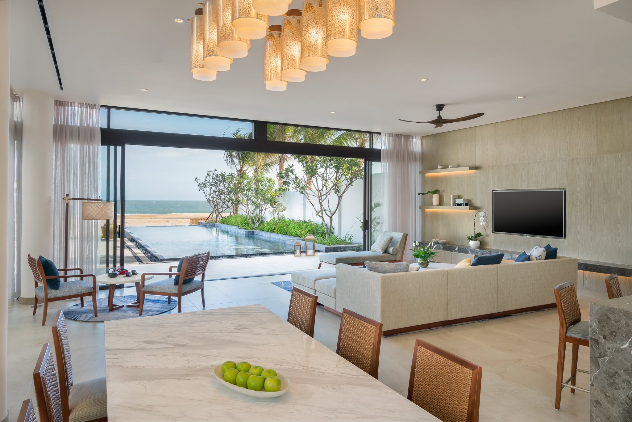 Dịch vụ ăn uống tại phòng nổi bật trong gói All-Inclusive.