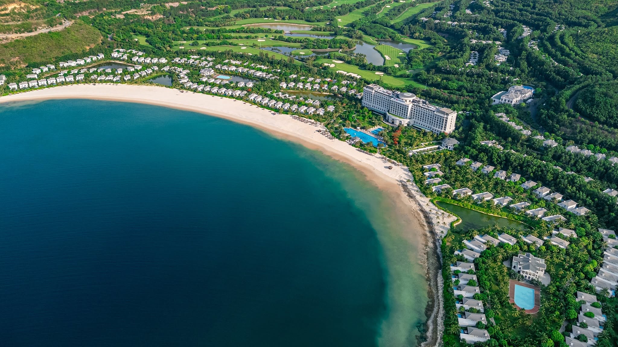 Toàn cảnh Nha Trang Marriott Resort & Spa nhìn từ trên cao.