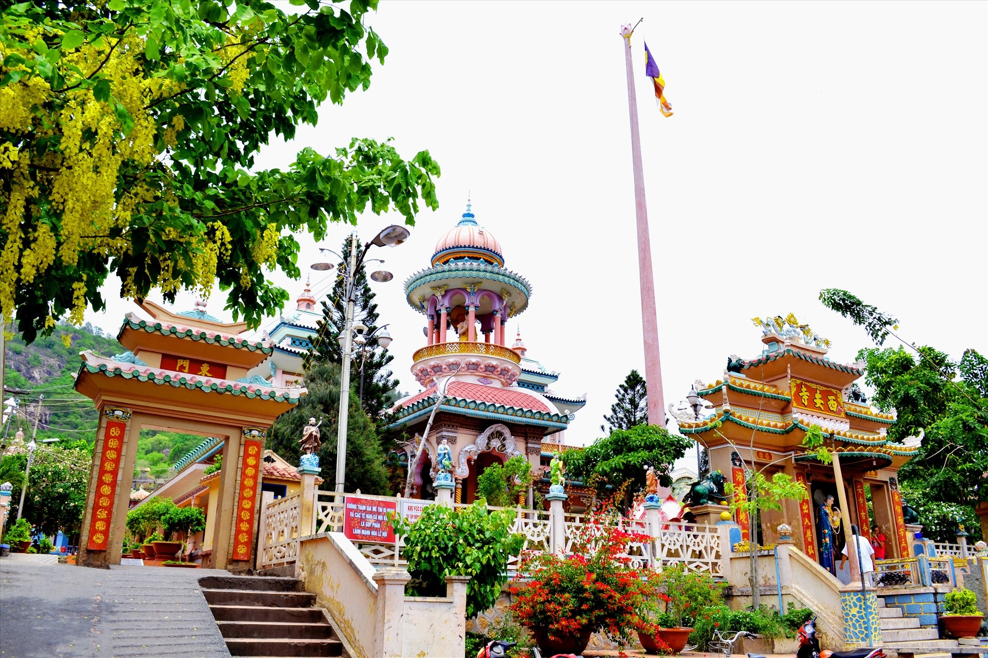 Tây An Cổ Tự độc đáo nằm dưới chân núi Sam.