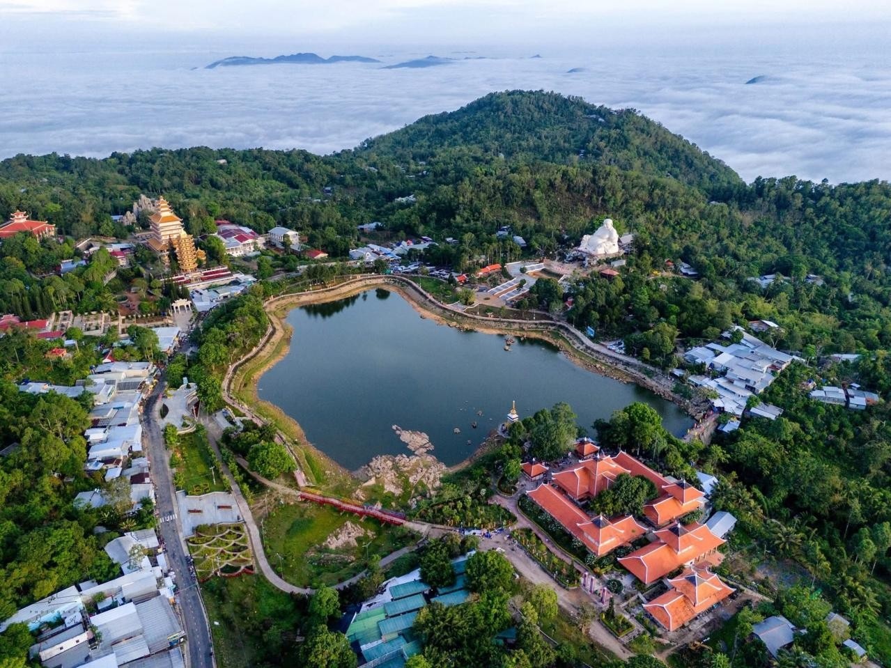 Khám phá thiên nhiên núi Cấm hùng vĩ.