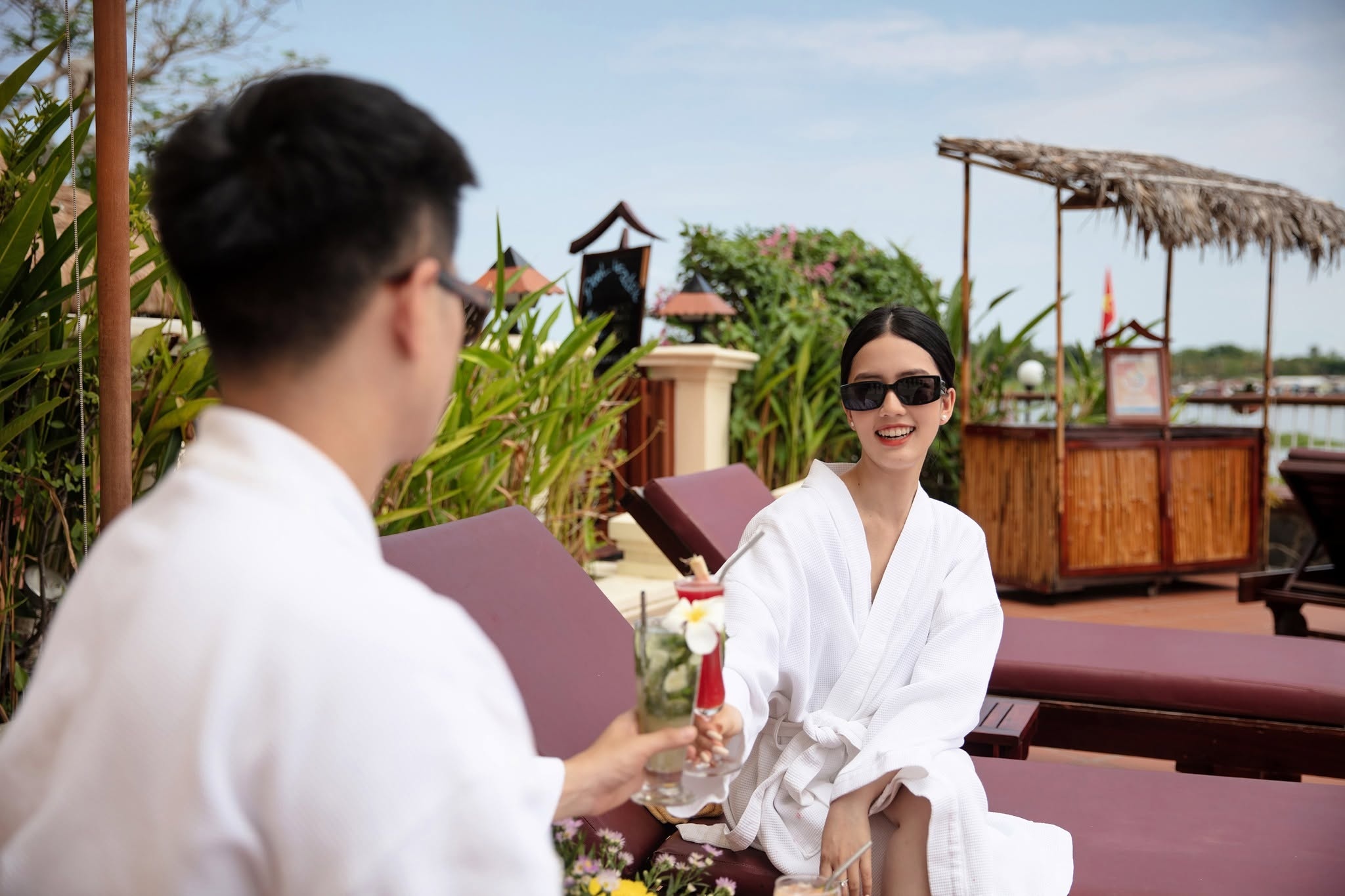 Không gian nghỉ dưỡng thoáng đãng với view sông Hậu hiền hòa.