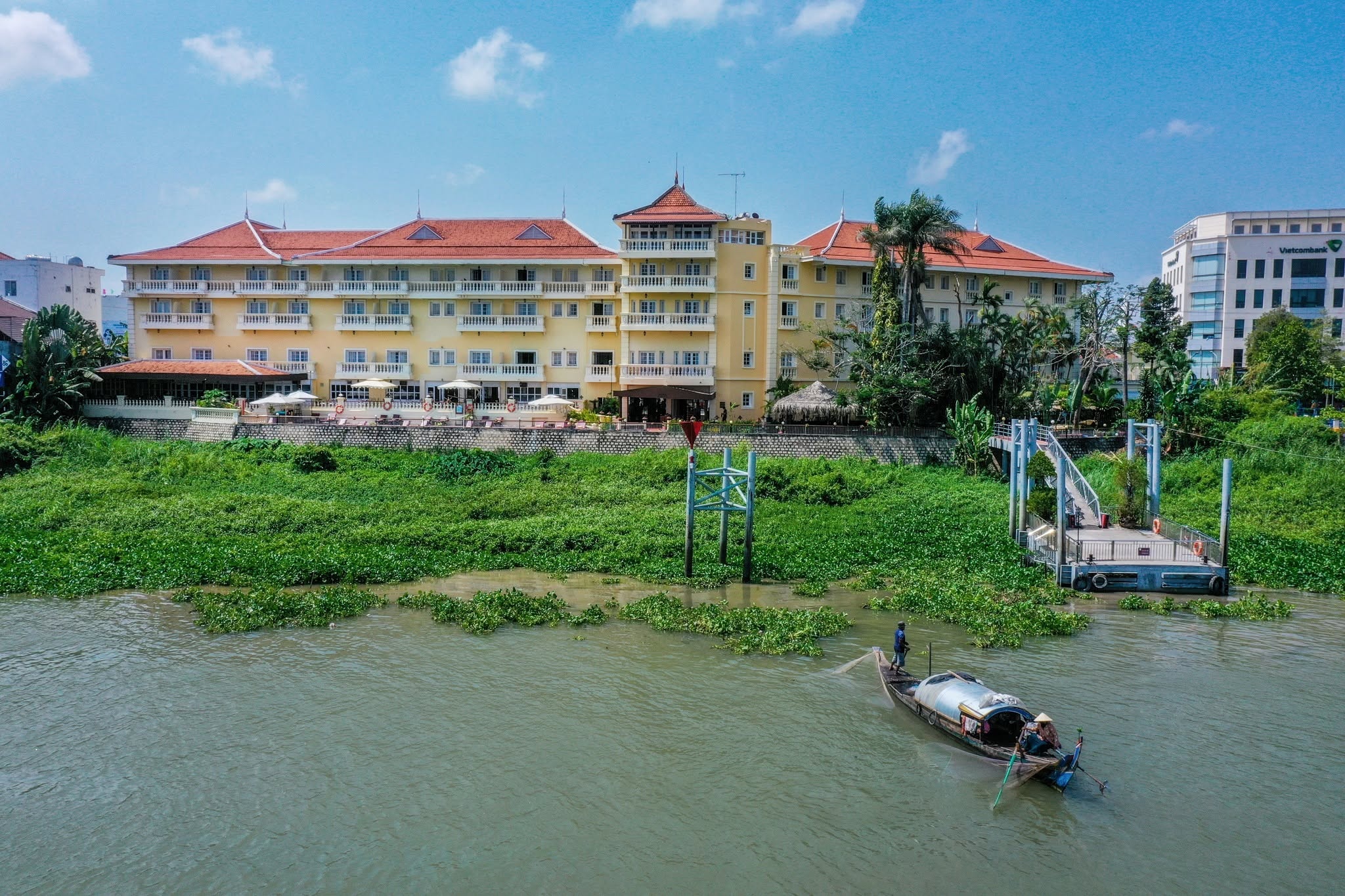 Từ khách sạn, ngắm nhìn những chiếc ghe thuyền xuôi ngược và cảm nhận nhịp sống bình dị của người dân địa phương.
