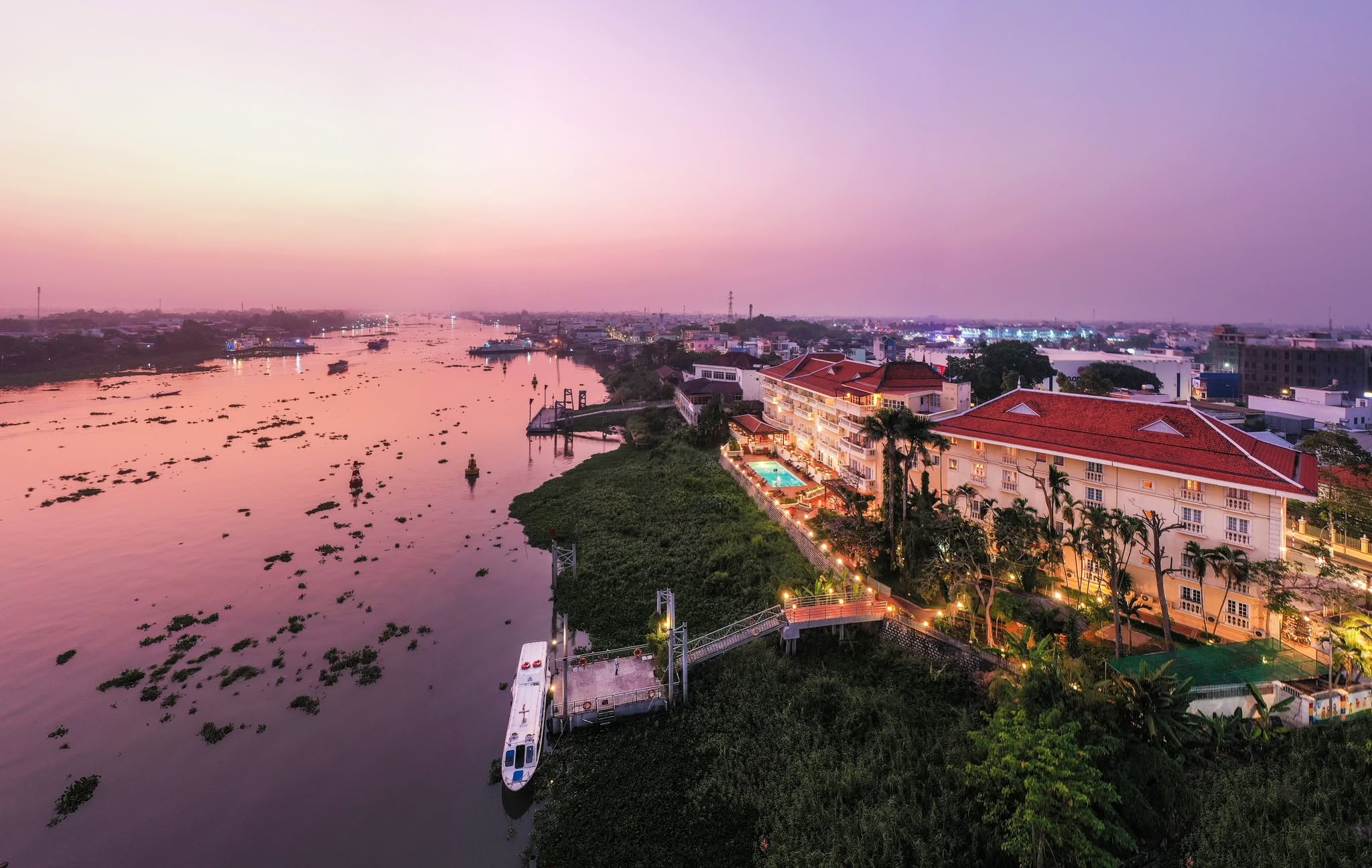 khách sạn Victoria Châu Đốc nằm bên dòng sông Hậu thơ mộng