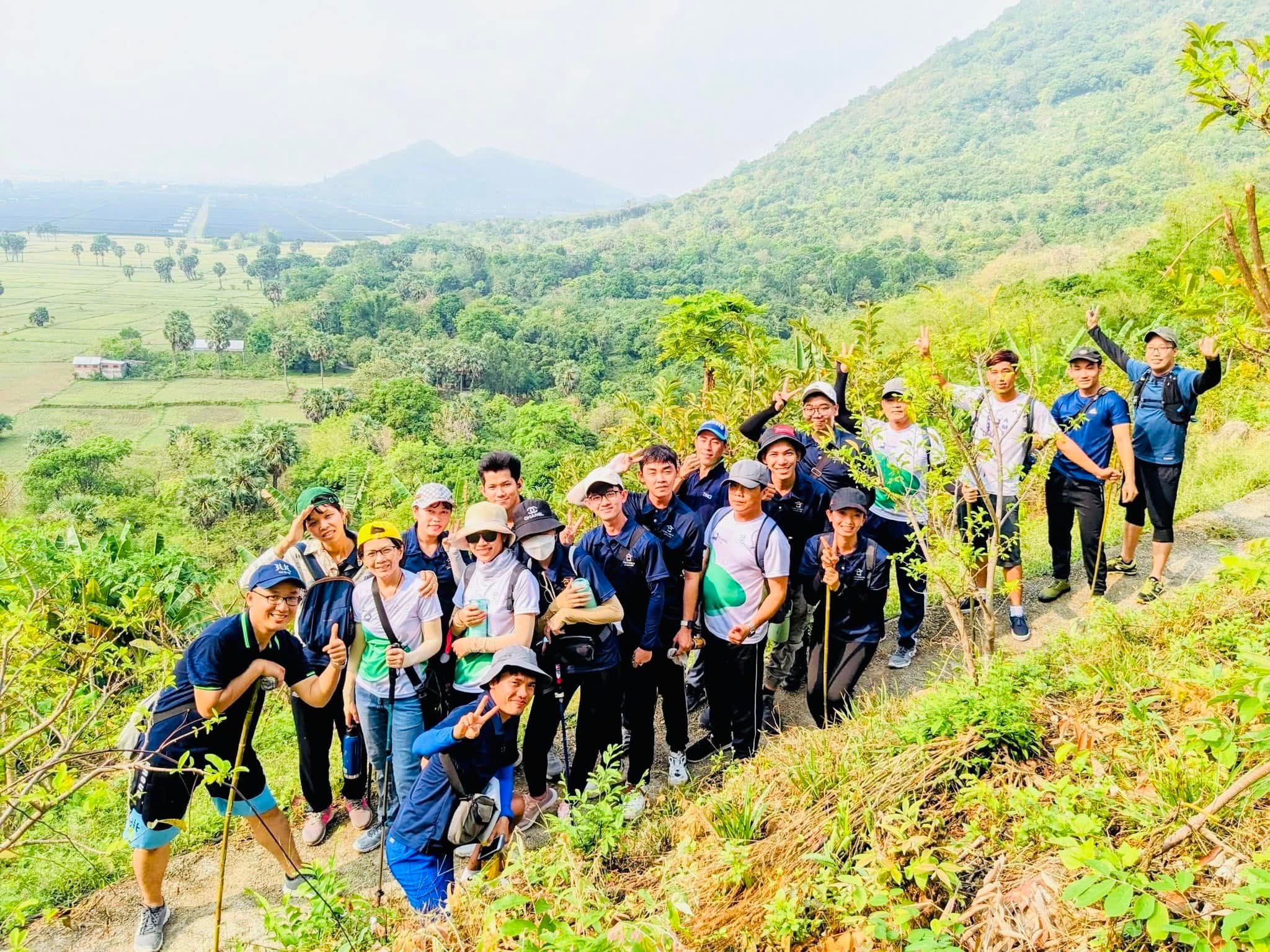 Trekking núi Cấm