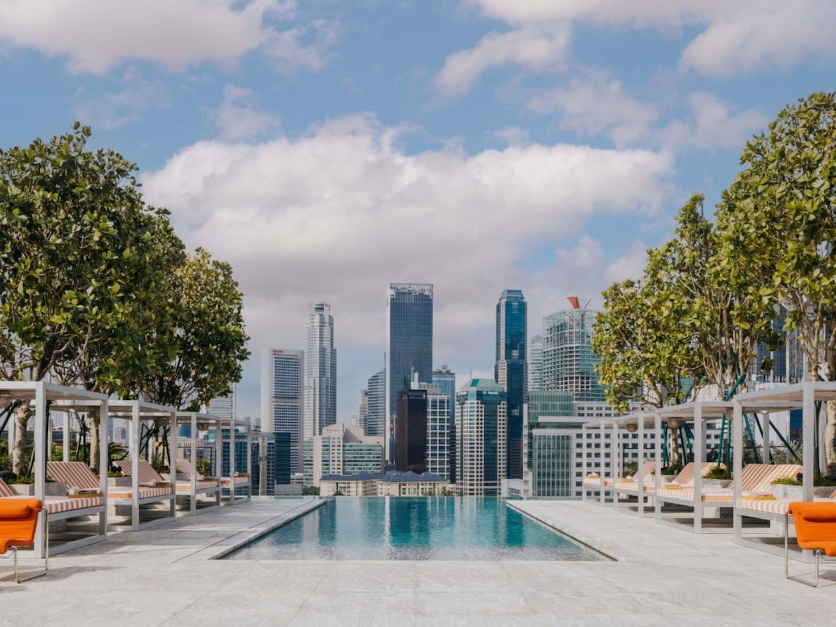 Hồ bơi trên tầng thượng với tầm nhìn tuyệt đẹp ra khu trung tâm tài chính Singapore.