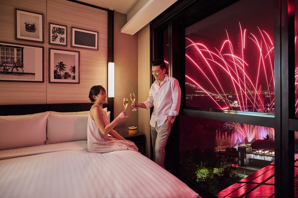 Ngắm pháo hoa buổi tối từ trên cao tại phòng nghỉ.
