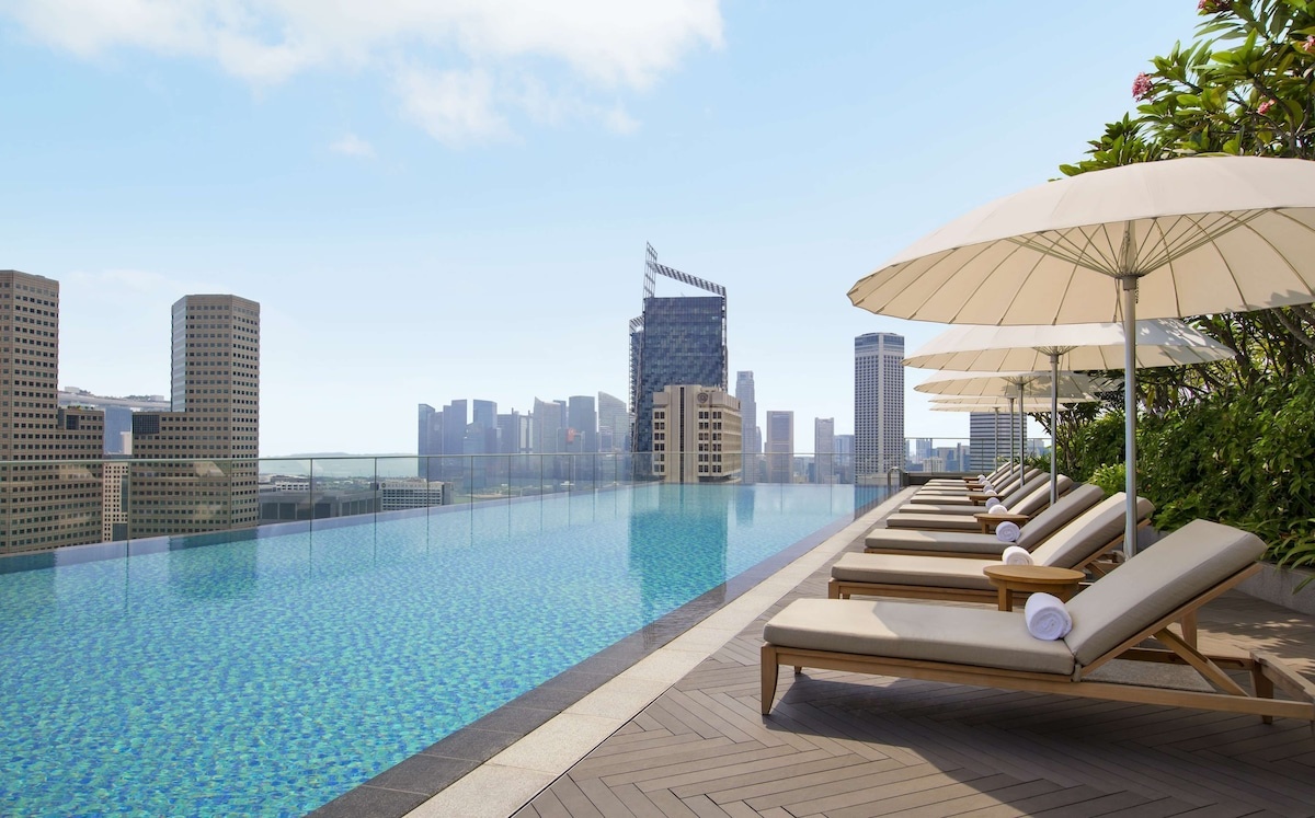 Ngắm skyline đầy ấn tượng từ hồ bơi vô cực tầng thượng.