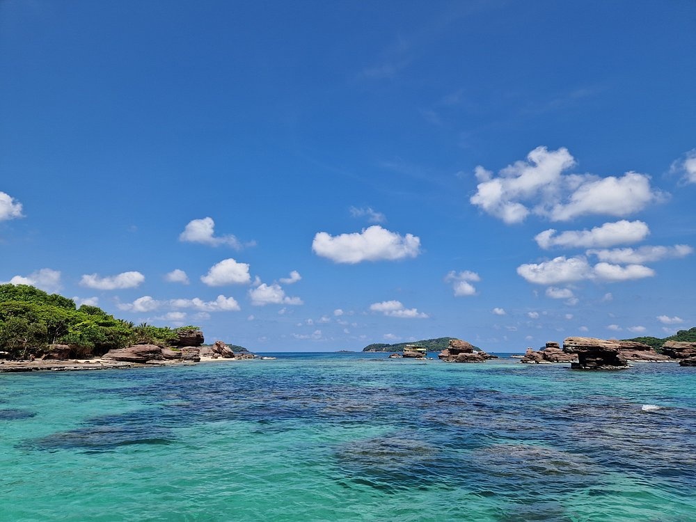 Nước biển trong thấy đáy ở hòn Gầm Ghì