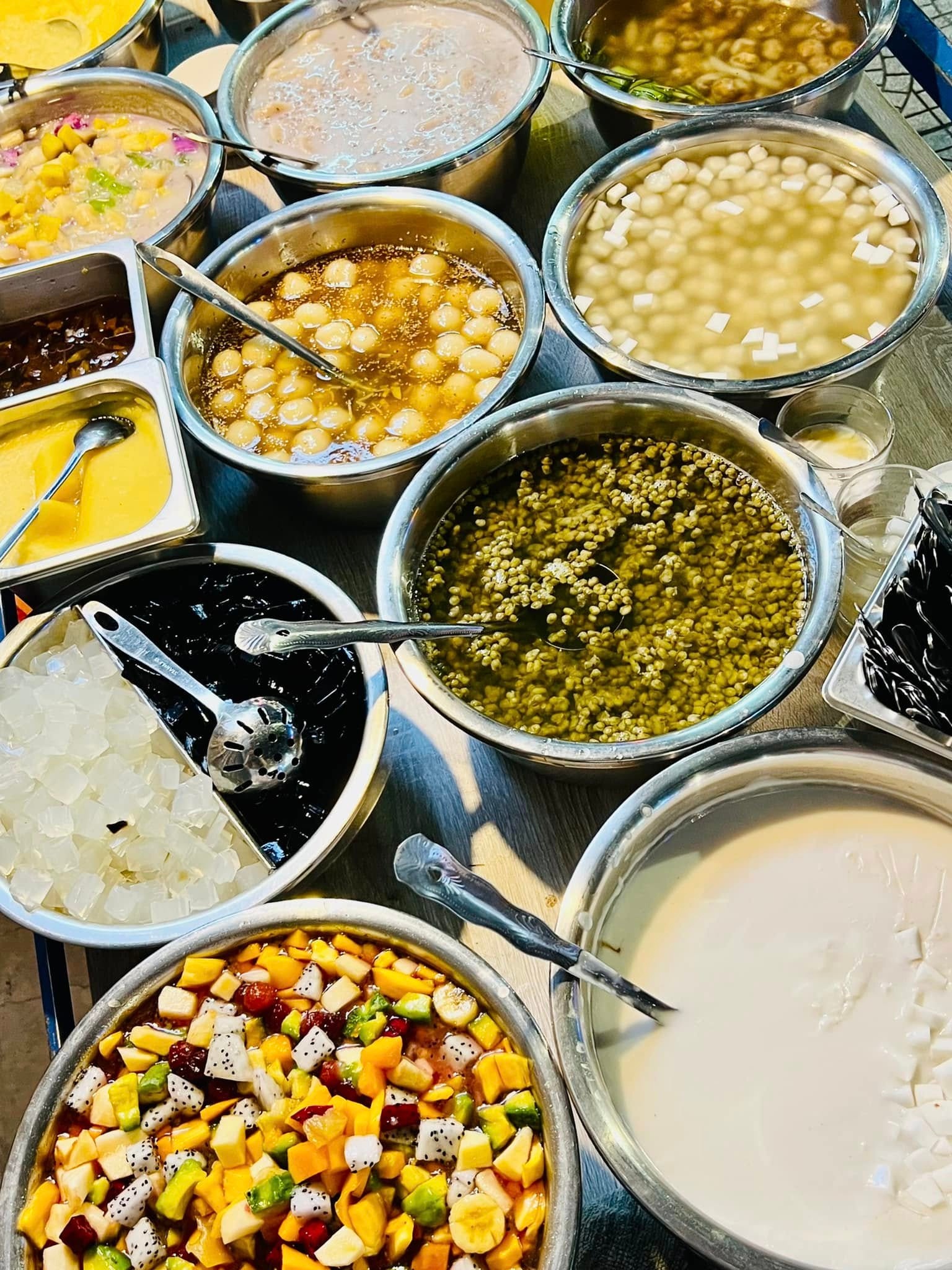 Chè Thanh nằm trên vỉa hè rộng rãi và sạch sẽ