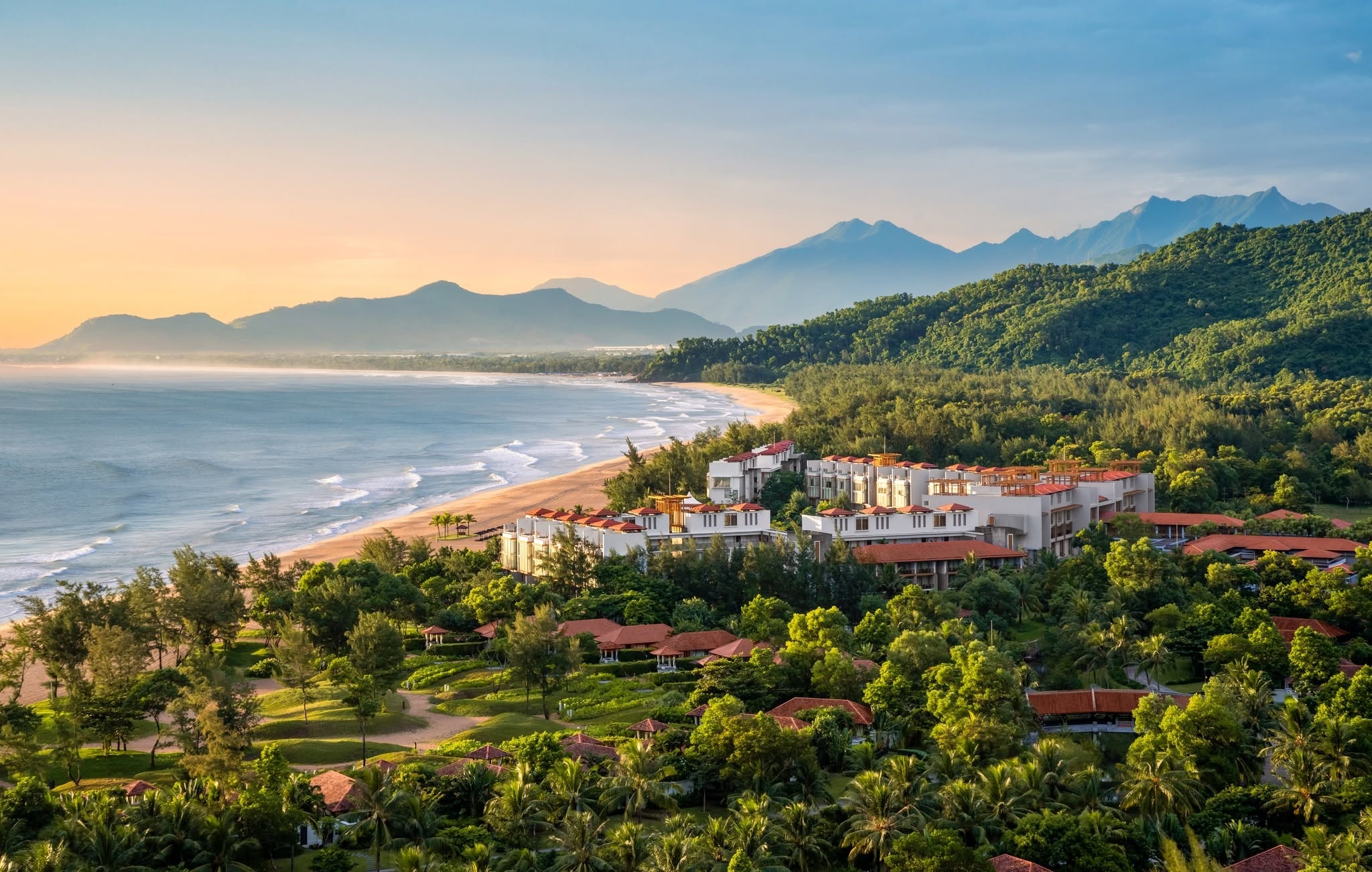 Angsana Lăng Cô tọa lạc bên bãi biển Cảnh Dương